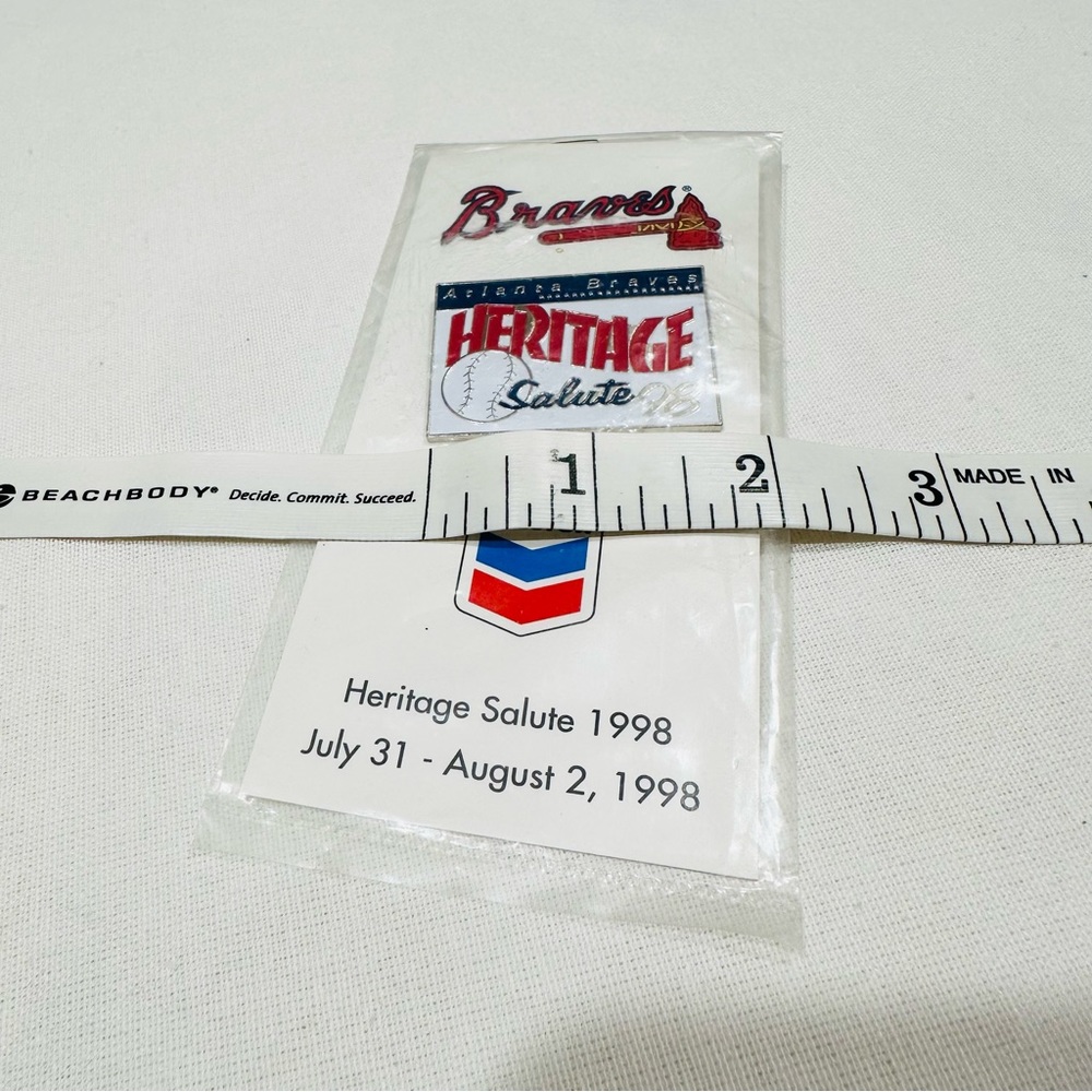 🛍️🛍️ VINTAGE 1998 ATLANTA BRAVES CHEVRON JULY 31 - AUGUST 2, 1999 PIN ⚾️ NWOT - Picture 3 of 4